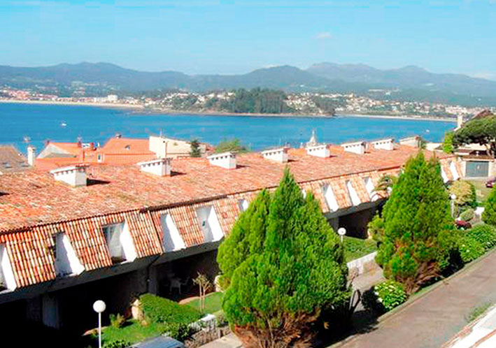 Vista de la calle de las casas adosadas cerca del mar