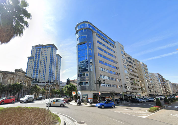 Calle de pisos, vista de la calle de la vivienda