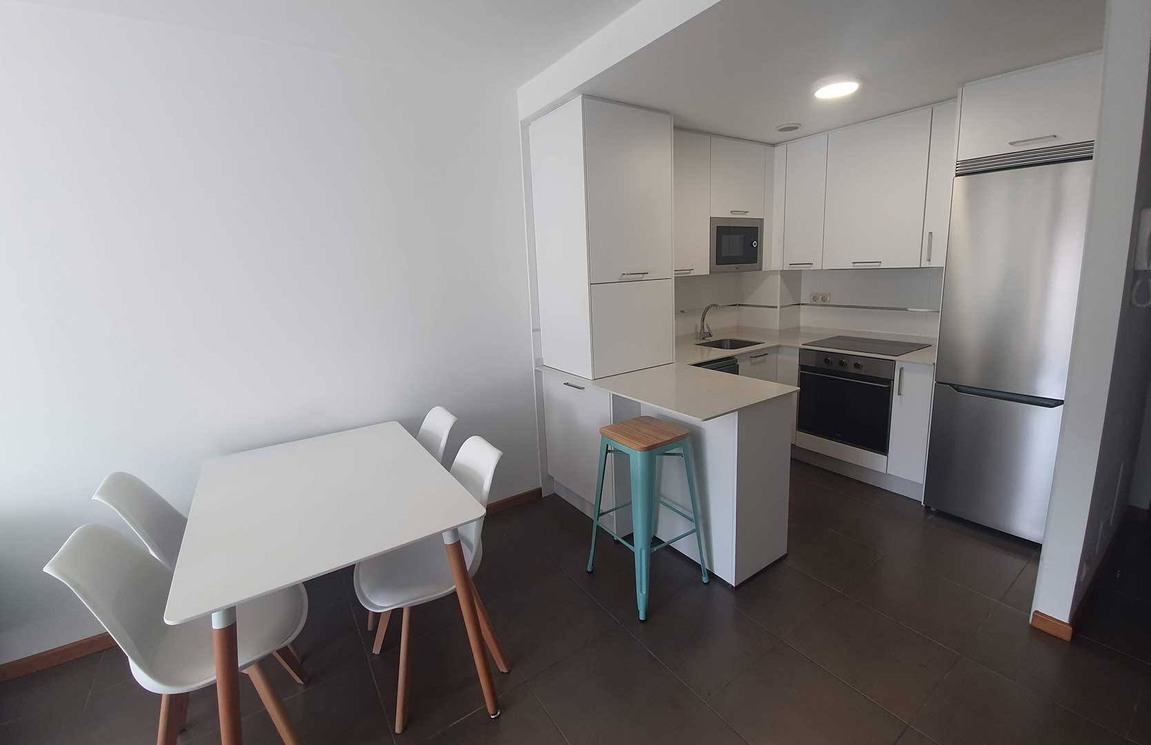 Cocina americana de loft, equipada y moderna