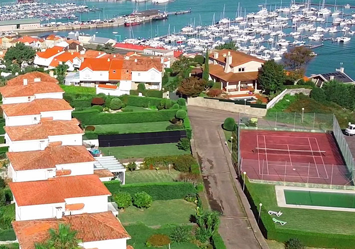 vistas aéreas de la zona, cancha de tenis, el puerto, la piscina, etc