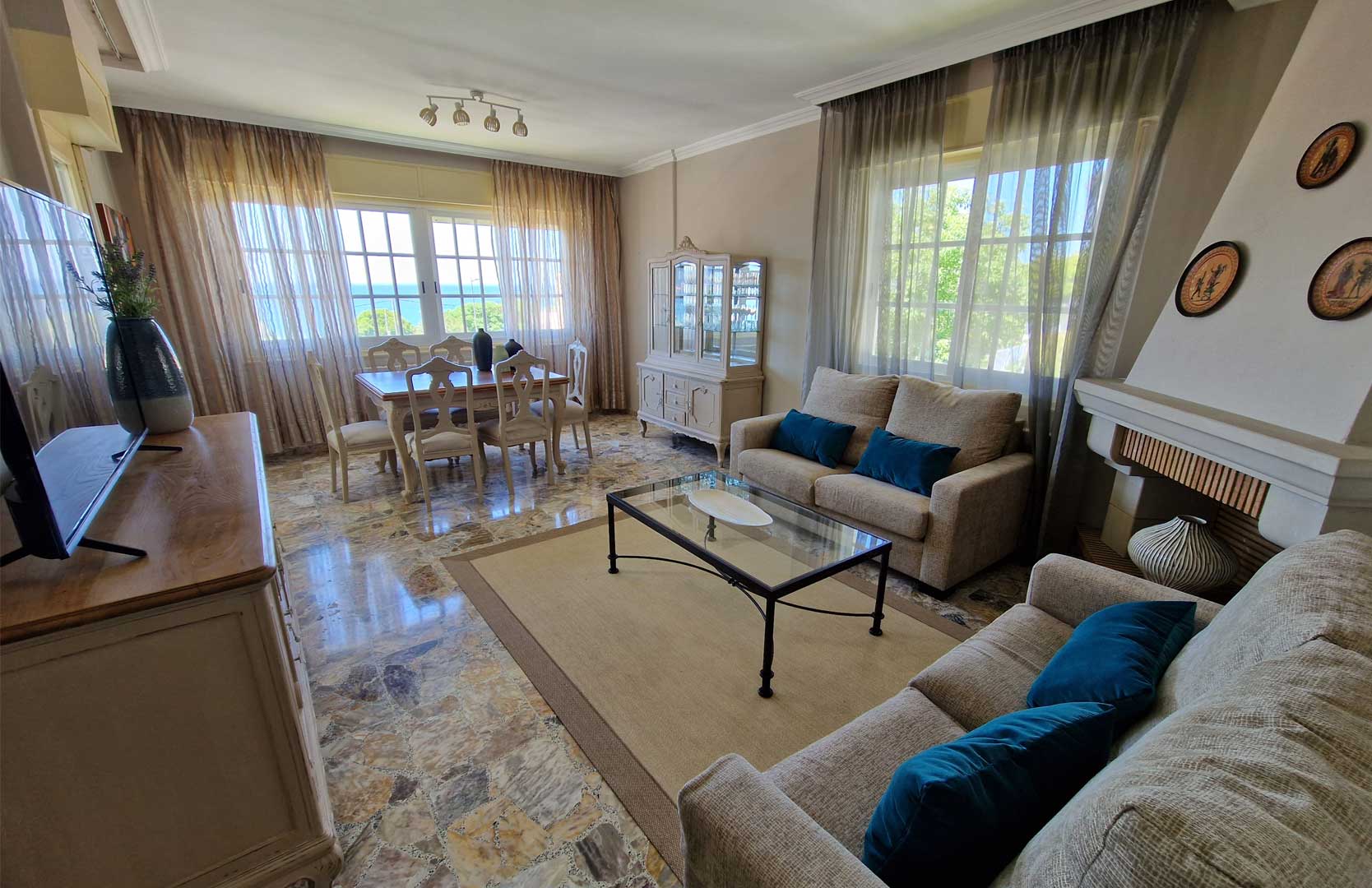 Elegante salón con muebles vintage de lujo amueblado, amplio, luminoso, suelo de baldosas, marmolado